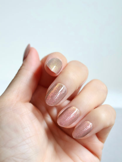 Ruby Taupe Duo-Chrome Cateye In Short Round (Press-On Nails)